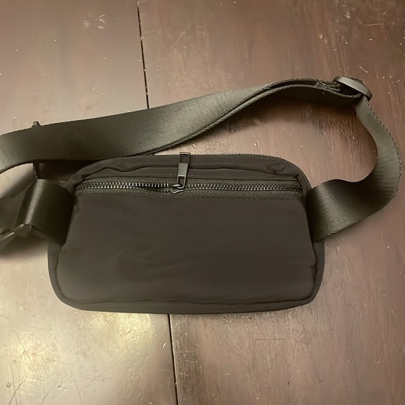 NWOT Victoria’s Secret belted bag - Picture 3 of 5